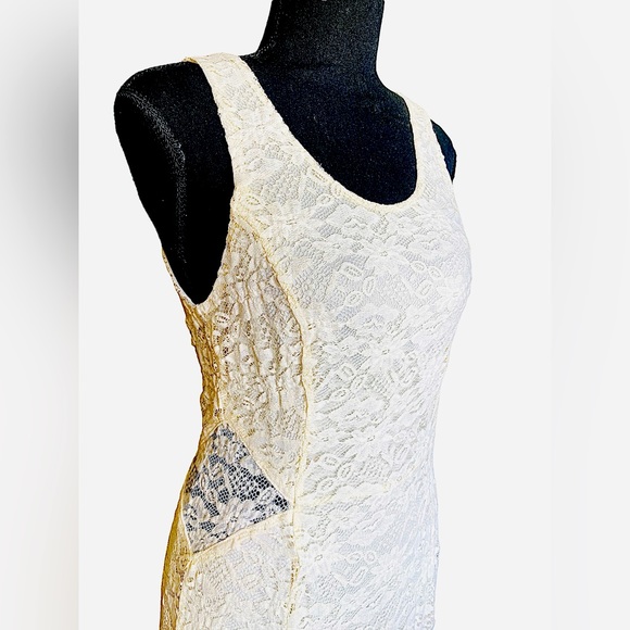 ASTR MAXI LACE DRESS - Picture 3 of 5